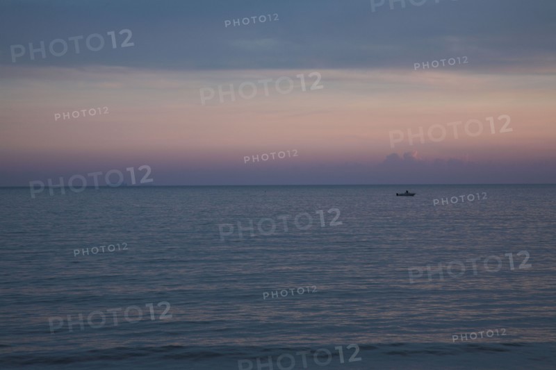 Provence327 Le soir, au soleil couchant sur la Méditerranée, baie des Lecques
