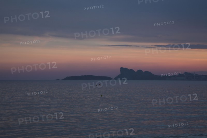 Provence328 Le soir, au soleil couchant sur la Méditerranée, le rocher de La Ciotat