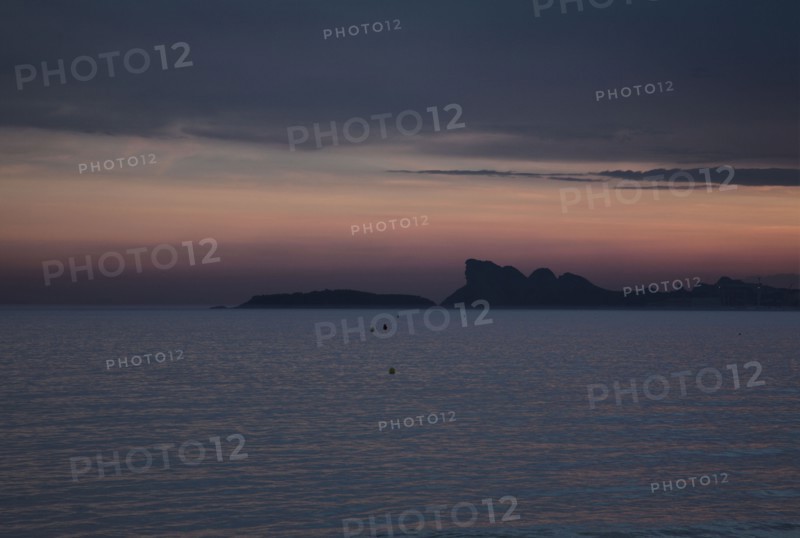 Provence329 Le soir, au soleil couchant sur la Méditerranée, le rocher de La Ciotat