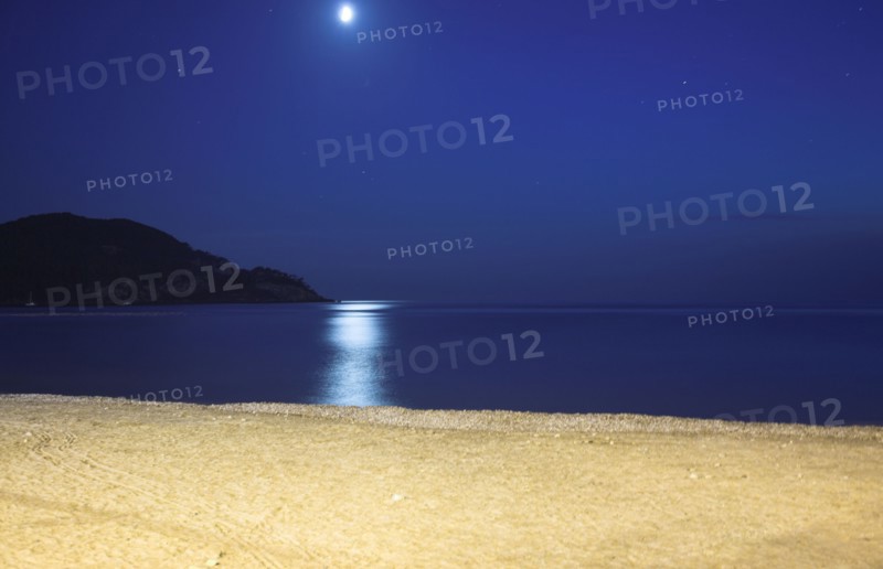 Provence336 Plage la nuit, la lune sur la Méditerranée, baie