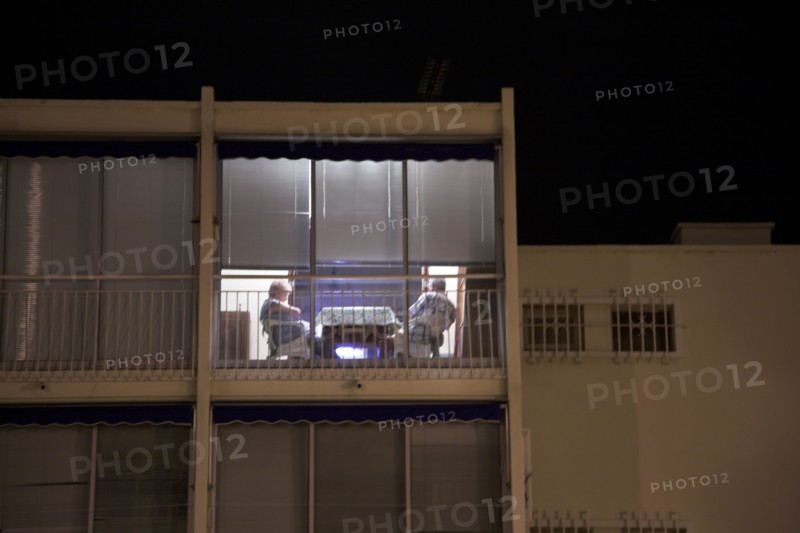 Provence341 Couple devant la télévision le soir la nuit