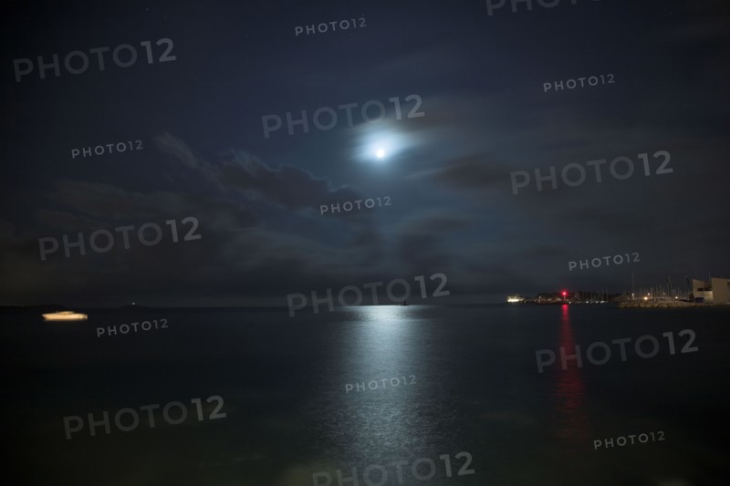 Provence354 Voiliers au port la nuit sous la lumière de lune la nuit