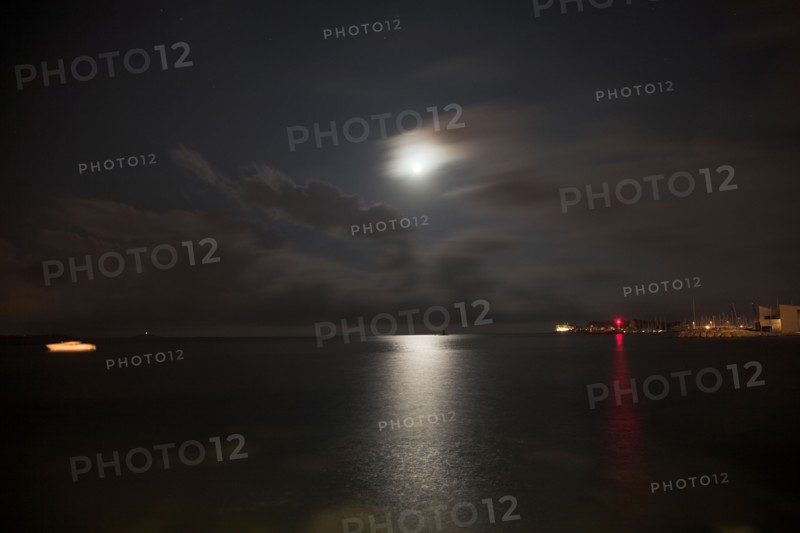 Provence355 Nuages et clair de lune la nuit sur la Méditerranée