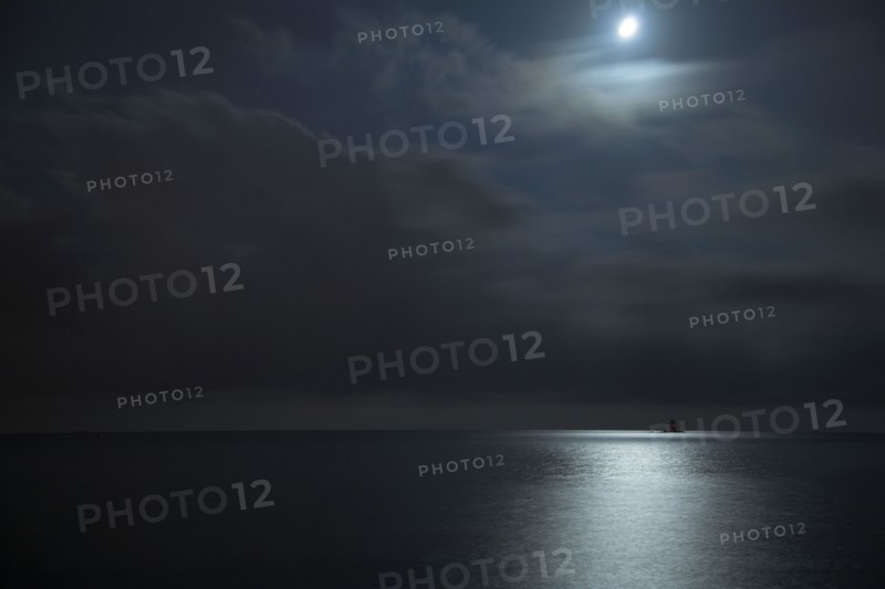 Provence357 Nuages et clair de lune la nuit sur la Méditerranée, phare rouge et voiliers blancs