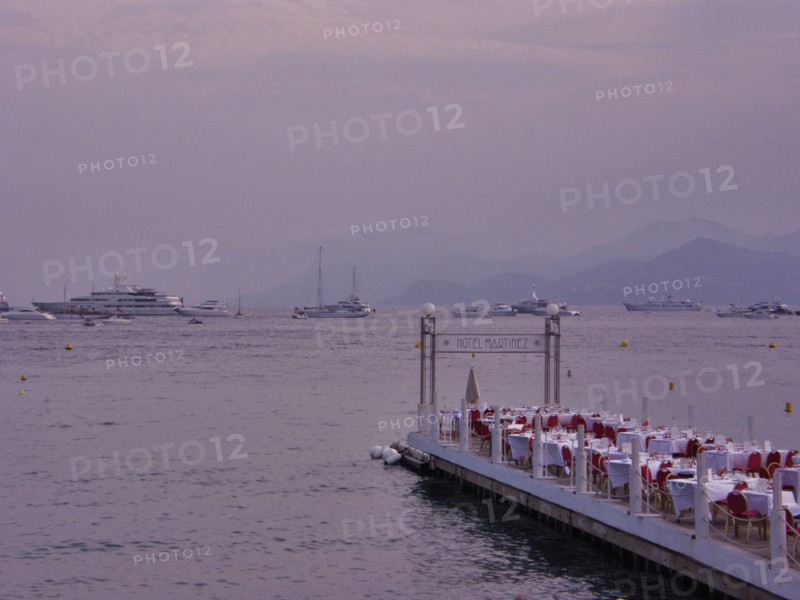 CoteAzur007 Cannes, La Croisette, baie de Cannes, voiliers, yachts, le soir, Hôtel Martinez plage