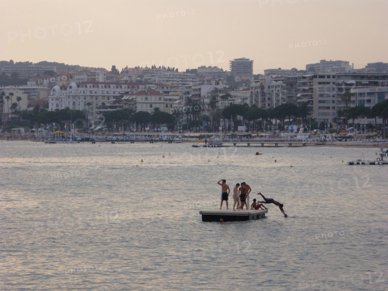CoteAzur009 Cannes, La Croisette, baie de Cannes, plages, le soir par ciel d'orage, baigneurs