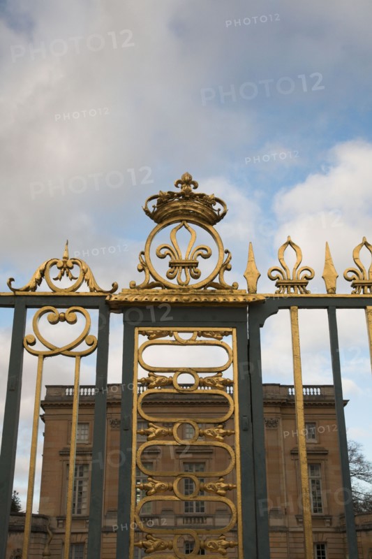 Versailles046b Château de Versailles, Petit Trianon, façade et grille d'entrée