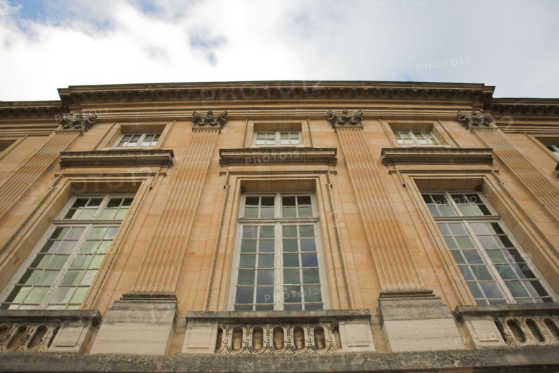 Versailles051 Château de Versailles, Petit Trianon, façade, grandes fenêtres