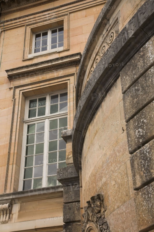 Versailles052 Château de Versailles, Petit Trianon, façade (détail)
