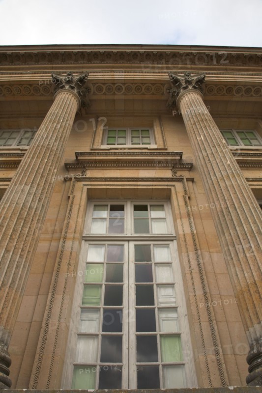 Versailles059 Château de Versailles, Petit Trianon, façade, grande fenêtre et colonnes