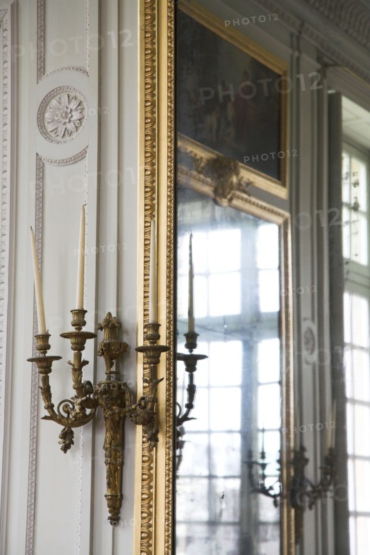 Versailles071 Château de Versailles, Petit Trianon, miroir et applique