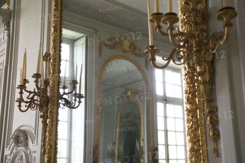 Versailles073 Château de Versailles, Petit Trianon, miroirs et appliques
