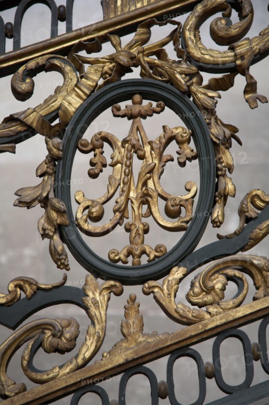 Versailles088 Château de Versailles, Petit Trianon, Escalier d'honneur, rampe en fer forgé au chiffre de Marie-Antoinette (détail)