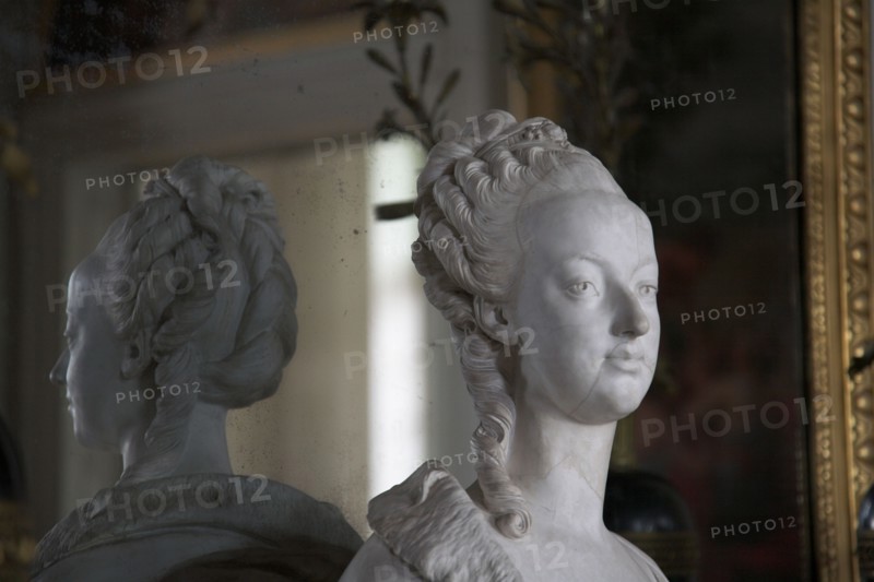 Versailles097 Château de Versailles, Petit Trianon, buste de Marie-Antoinette (1775), sculpture de Louis-Simon Boizot, Manufacture de Sèvres, reflets dans les miroirs