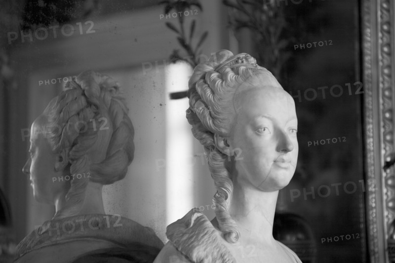 Versailles097 Château de Versailles, Petit Trianon, buste de Marie-Antoinette (1775), sculpture de Louis-Simon Boizot, Manufacture de Sèvres, reflets dans les miroirs