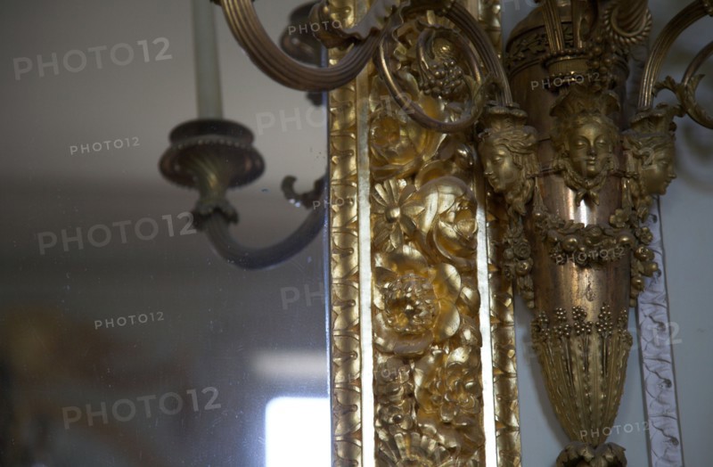 Versailles104 Château de Versailles, Petit Trianon, miroir et applique (détail)