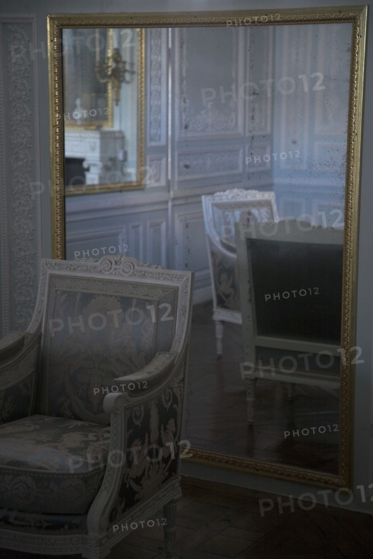 Versailles109 Château de Versailles, Petit Trianon, Boudoir, fauteuils et miroirs