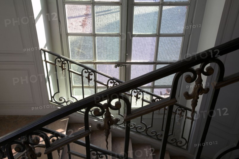 Versailles127 Château de Versailles, Petit Trianon, Escalier vers l'attique, rampes et fenêtre