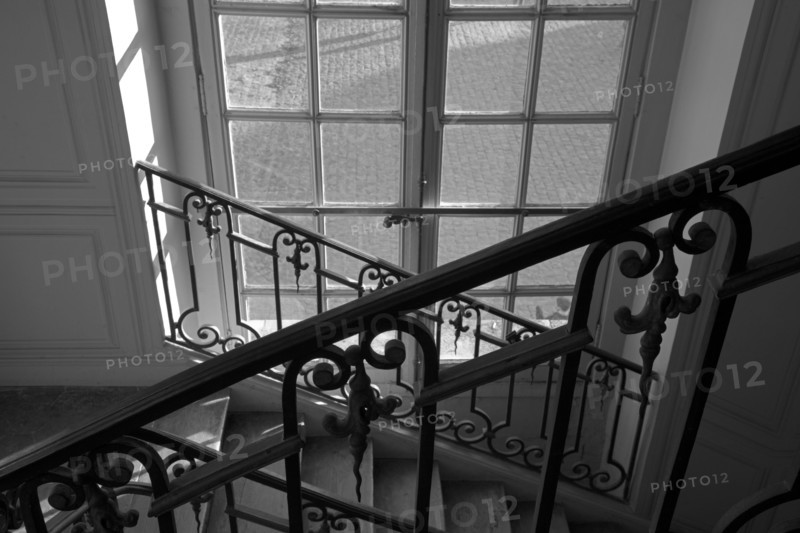 Versailles128 Château de Versailles, Petit Trianon, Escalier vers l'attique, rampes et fenêtre