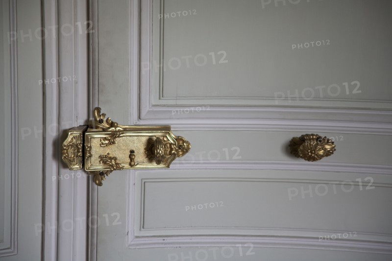 Versailles131 Château de Versailles, Petit Trianon, appartement de Louis XV, attique, porte et serrure