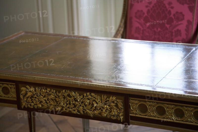Versailles134 Château de Versailles, Petit Trianon, appartement de Louis XV, attique, bureau et fauteuil (détail)