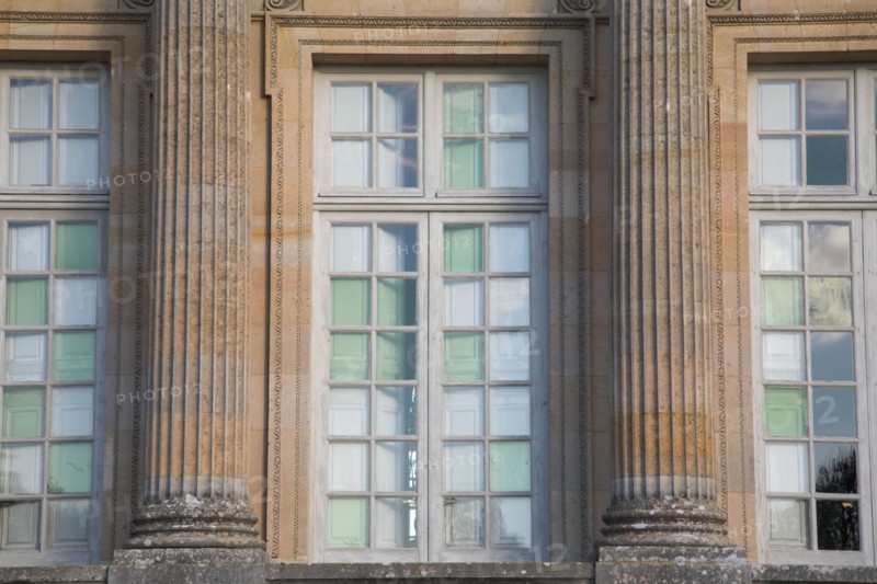 Versailles144 Château de Versailles, Petit Trianon, façade, détail (grande fenêtre et colonnes)