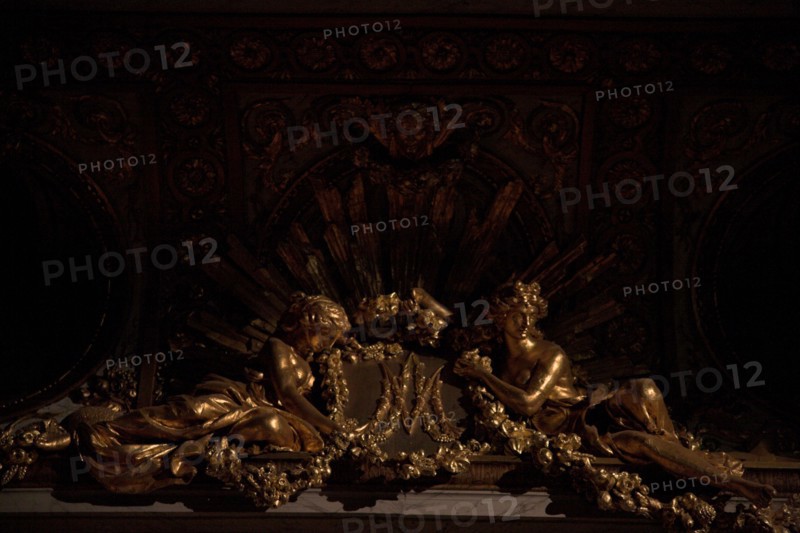 Versailles168  Château de Versailles, Petit Trianon, Théâtre de Marie-Antoinette, fronton au chiffre de Marie-Antoinette