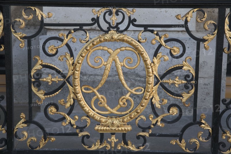 Versailles176 Château de Versailles, Petit Trianon, grille en fer forgé au chiffre des Louis