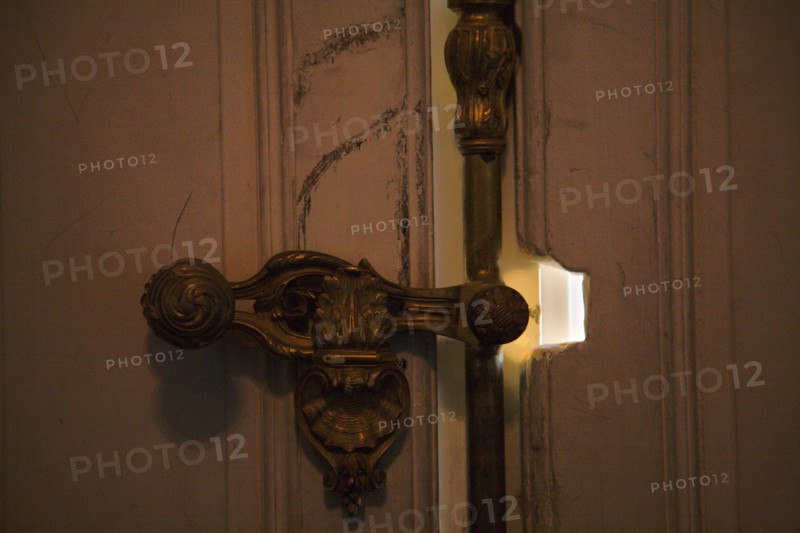 Versailles177 Château de Versailles, Petit Trianon, porte et serrure dans l'ombre à contre-jour