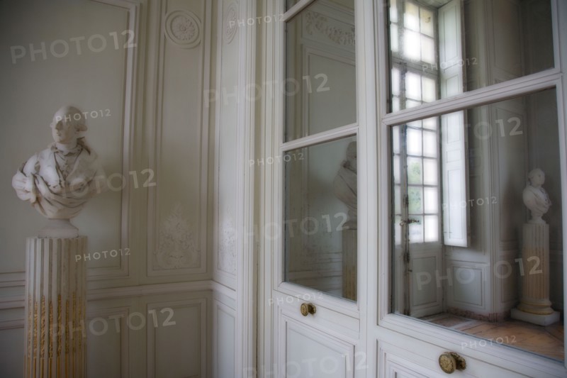 VersaillesChromo004 Château de Versailles, Petit Trianon, buste de Joseph II et miroirs