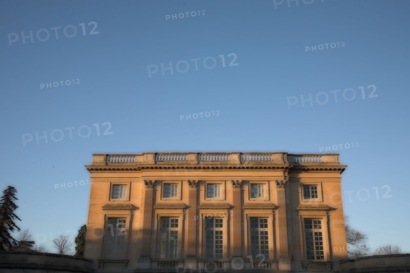 VersaillesChromo013 Château de Versailles, Petit Trianon, façade au soleil couchant