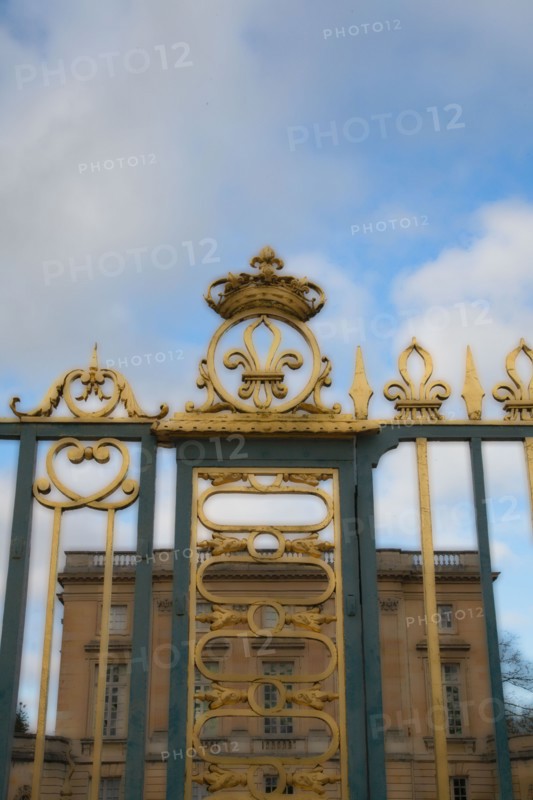 VersaillesChromo015 Château de Versailles, Petit Trianon, façade et grille d'entrée