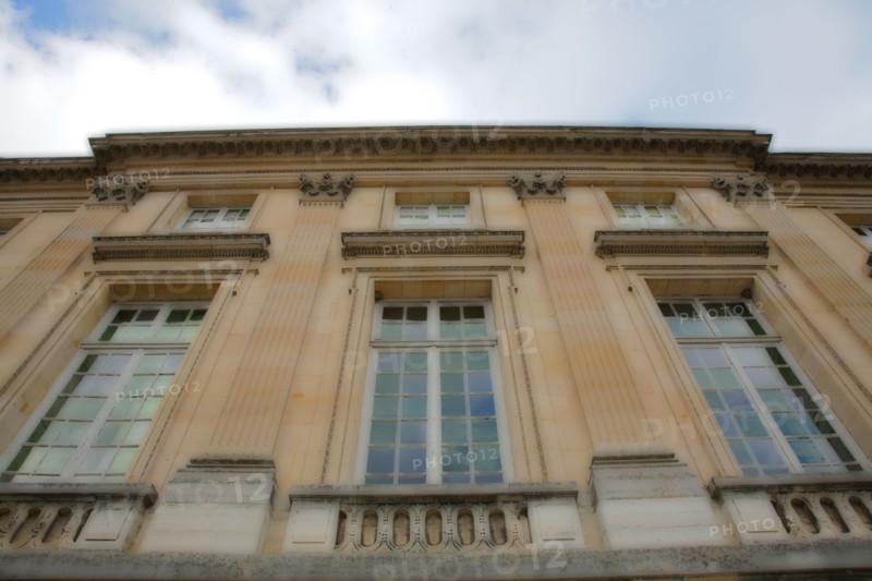 VersaillesChromo016 Château de Versailles, Petit Trianon, façade et fenêtres