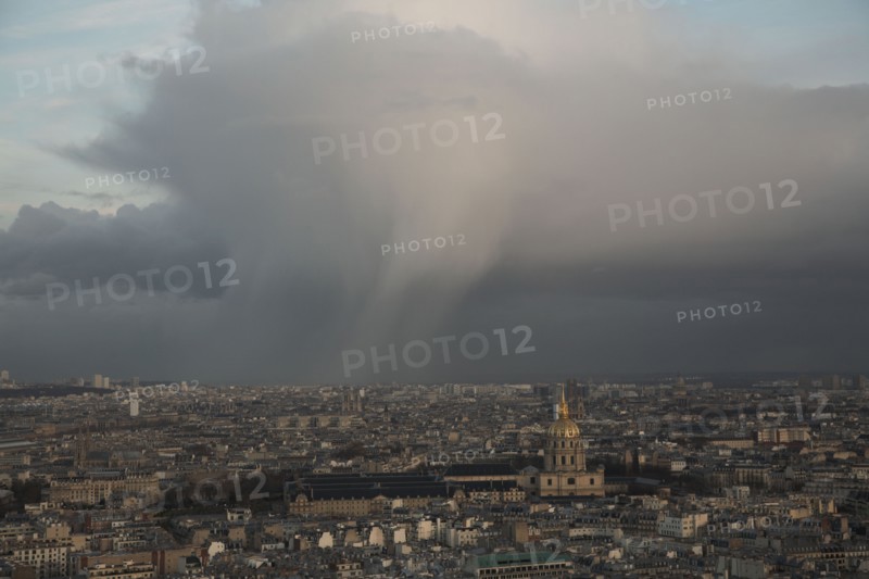 Paris 086 Paris, vue aérienne autour des Invalides, ciel d'orage au couchant