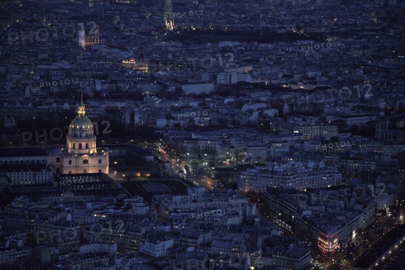 Paris 087 Paris, vue aérienne, autour des Invalides illuminés, la nuit