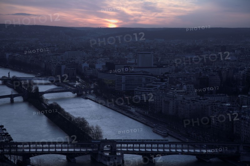 Paris 090 La Seine le soir au niveau de la Tour Eiffel et de la Maison de Radio France, métro aérien
