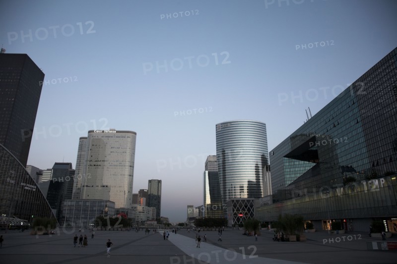 Paris 095 L'Esplanade de La Défense, gratte-ciels, vers l'Arc de Triomphe, le soir au couchant