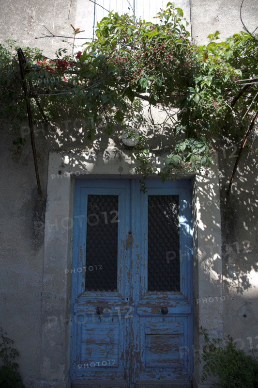 Provence558 Provence, Luberon, village, porte ancienne bleue, vigne vierge, été