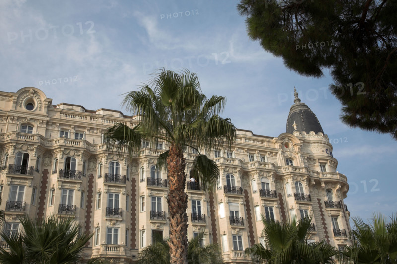 CoteAzur018 Cannes, la Croisette, les palmiers et l'hôtel Carlton (façade)