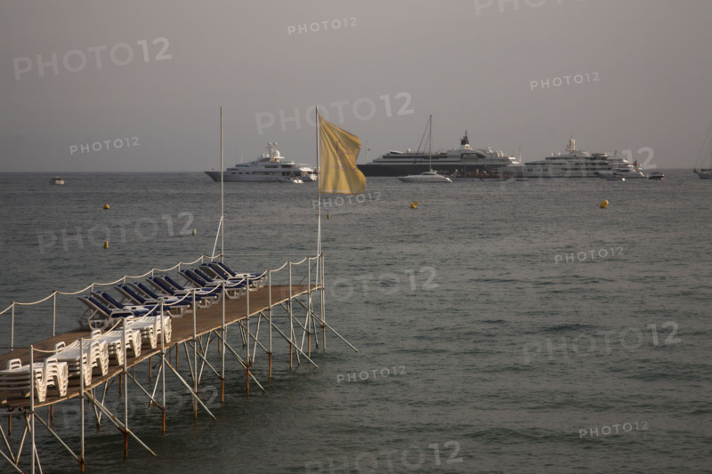 CoteAzur028 Cannes, la Croisette, plage et yachts dans la baie