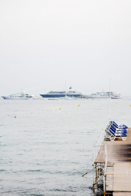 CoteAzur034 Cannes, la Croisette, plage et yachts dans la baie et le port, collines de l'Esterel
