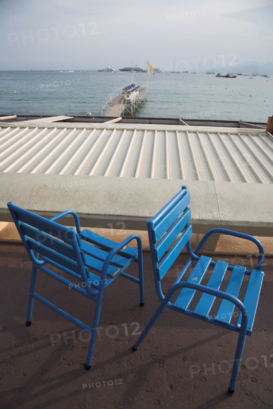 CoteAzur043 Cannes, la Croisette, chaises bleues, plage et yachts dans la baie