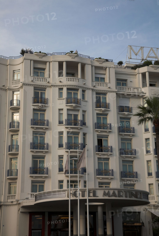 CoteAzur049 Cannes, la Croisette, palmier et façades, Hôtel Martinez