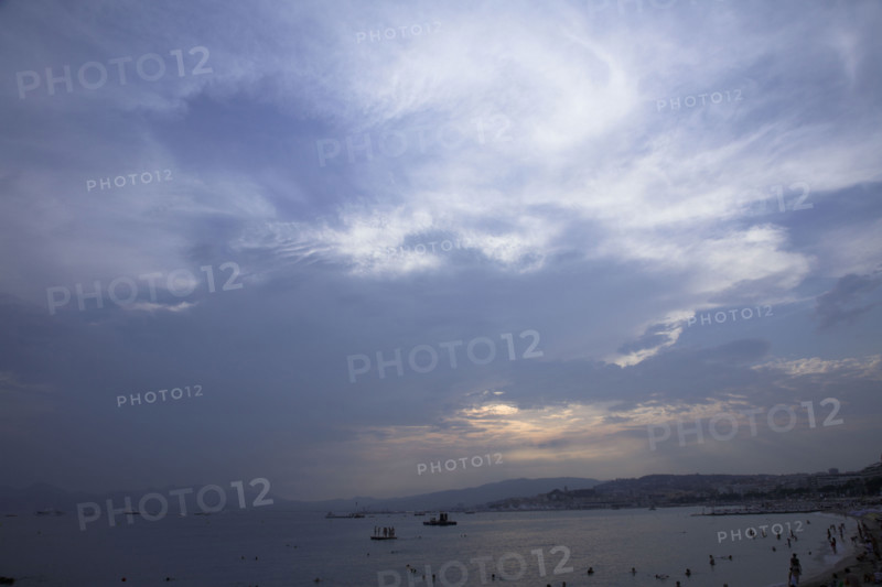 CoteAzur059 Cannes, la Croisette, la baie et les plages, Le Suquet et le vieux port, collines de l'Estérel, au soleil couchant (été par ciel d'orage)