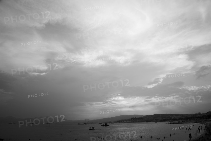 CoteAzur060 Cannes, la Croisette, la baie et les plages, Le Suquet et le vieux port, collines de l'Estérel, au soleil couchant (été par ciel d'orage)