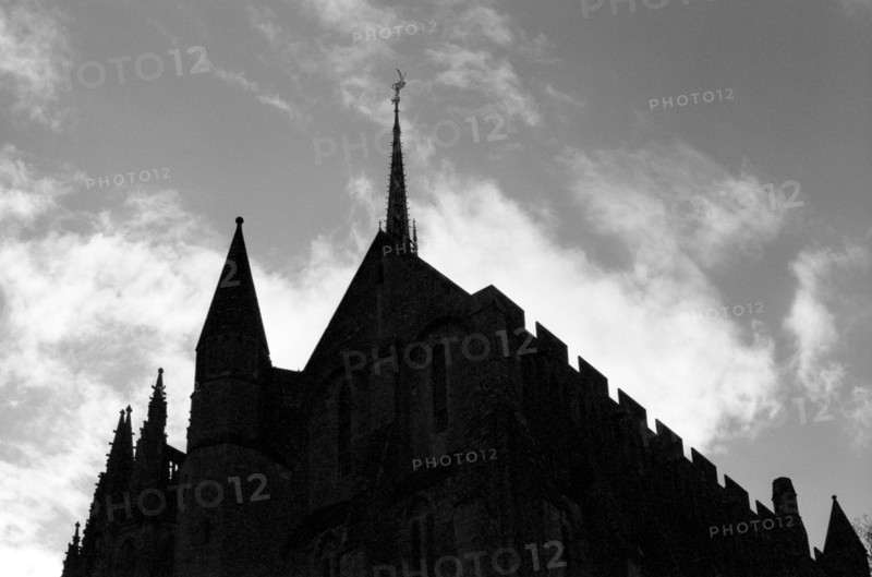 MtSaintMichel21b La Merveille et l'Eglise abbatiale du Mont Saint Michel en ombre chinoise sur le ciel (Abbaye)