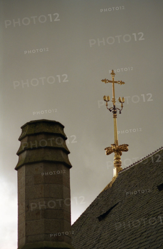 MtSaintMichel22 Toits des bâtiments monastiques de l'Abbaye du Mont Saint Michel par ciel d'orage