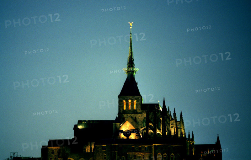MtSaintMichel26 L'Eglise abbatiale et la Merveille du Mont Saint Michel de nuit