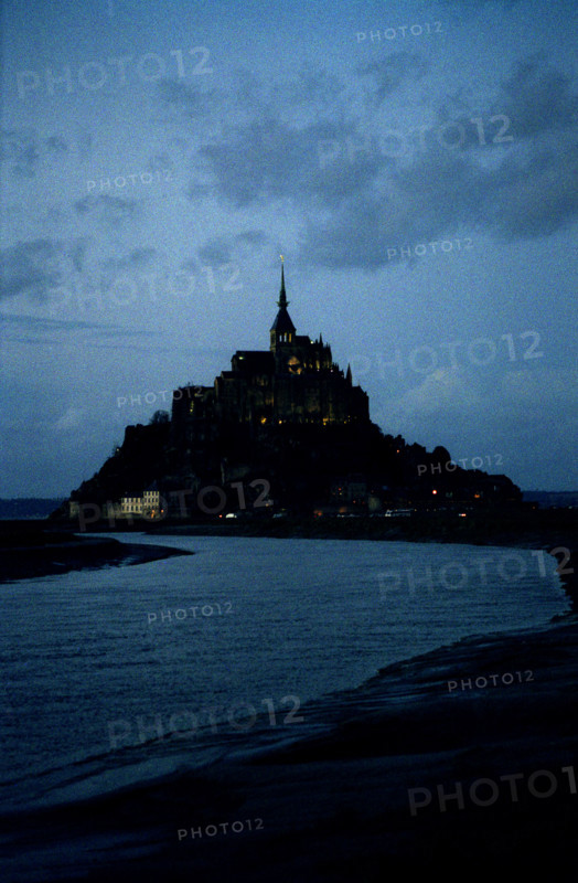 MtSaintMichel28 L'ilôt du Mont Saint Michel dans la baie, de nuit