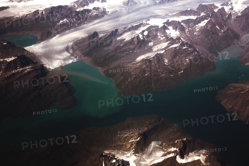 Groenland. Vue aérienne, côte sud-ouest près du Cap Farewell, terre du Roi Frédéric VI, (été 2008, 9000 m d'altitude) montagnes enneigées, glaciers, fjords et icebergs